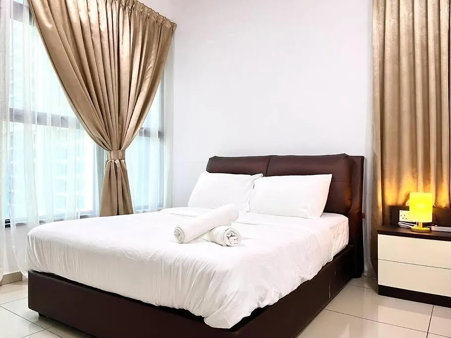 Appartement High-Floor Oasis: City Center Gem With Pool View Malacca Maleisië