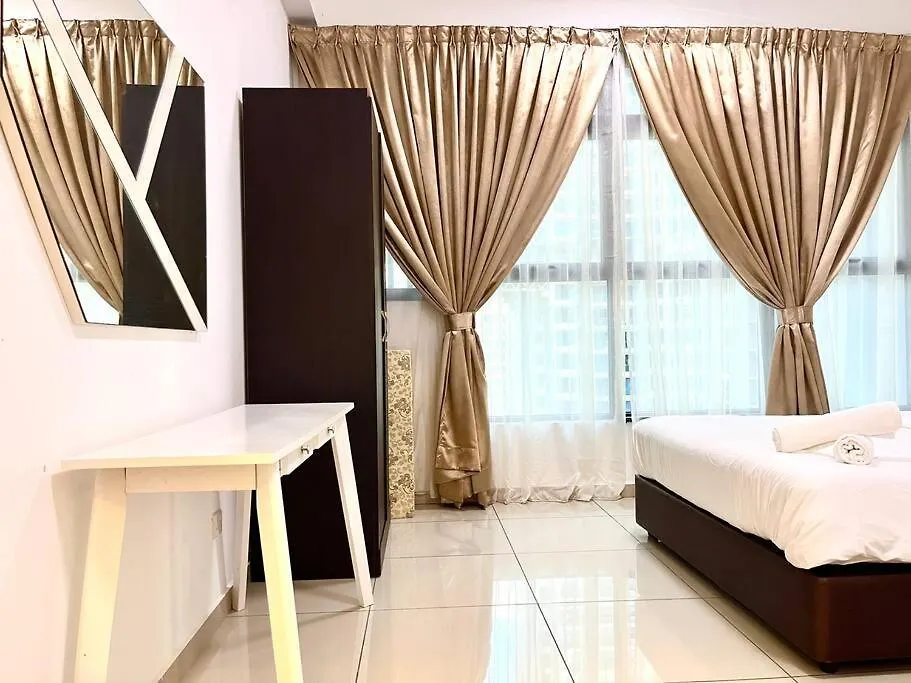 High-Floor Oasis: City Center Gem With Pool View Malacca Maleisië